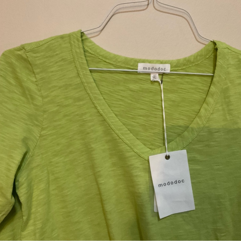 3/4 Sleeve V-Neck Tee w/ curve hem Mododoc - Picture 3 of 5